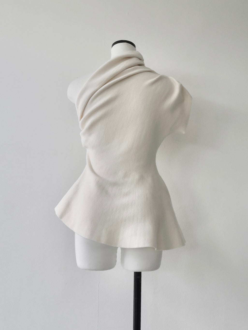 【AMOMMA】DRAPE PEPLUM KNIT
