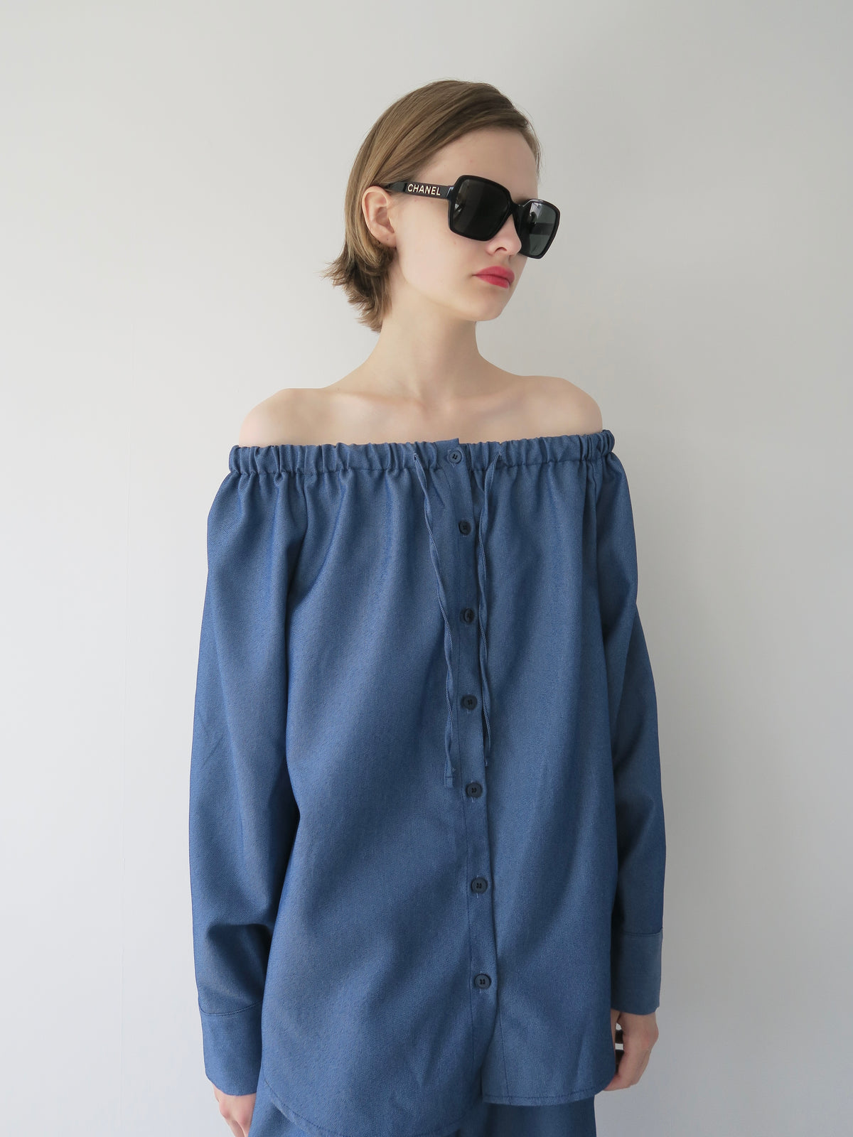 【SAMPLE SALE / AMOMMA】DENIM LIKE DRAWSTING OFF SHOULDER