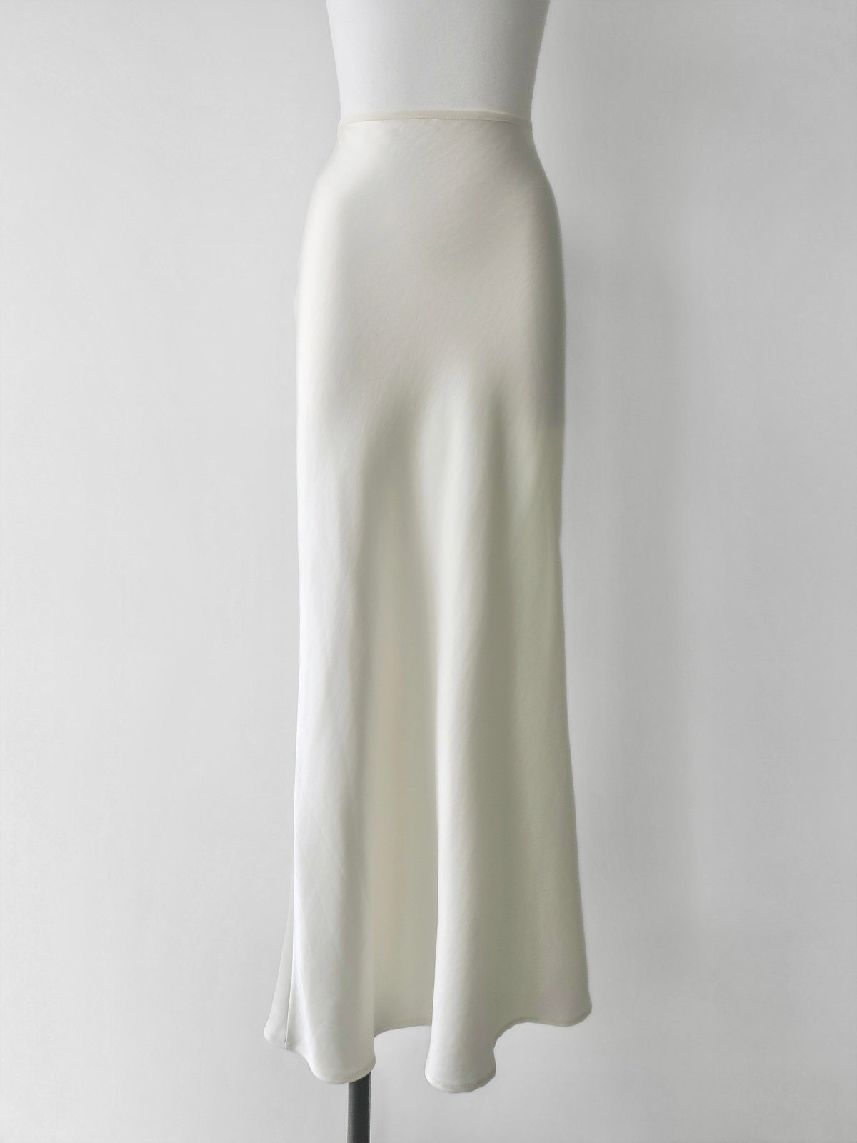 【NOWNS】Lulà | Satin sleek maxi skirt