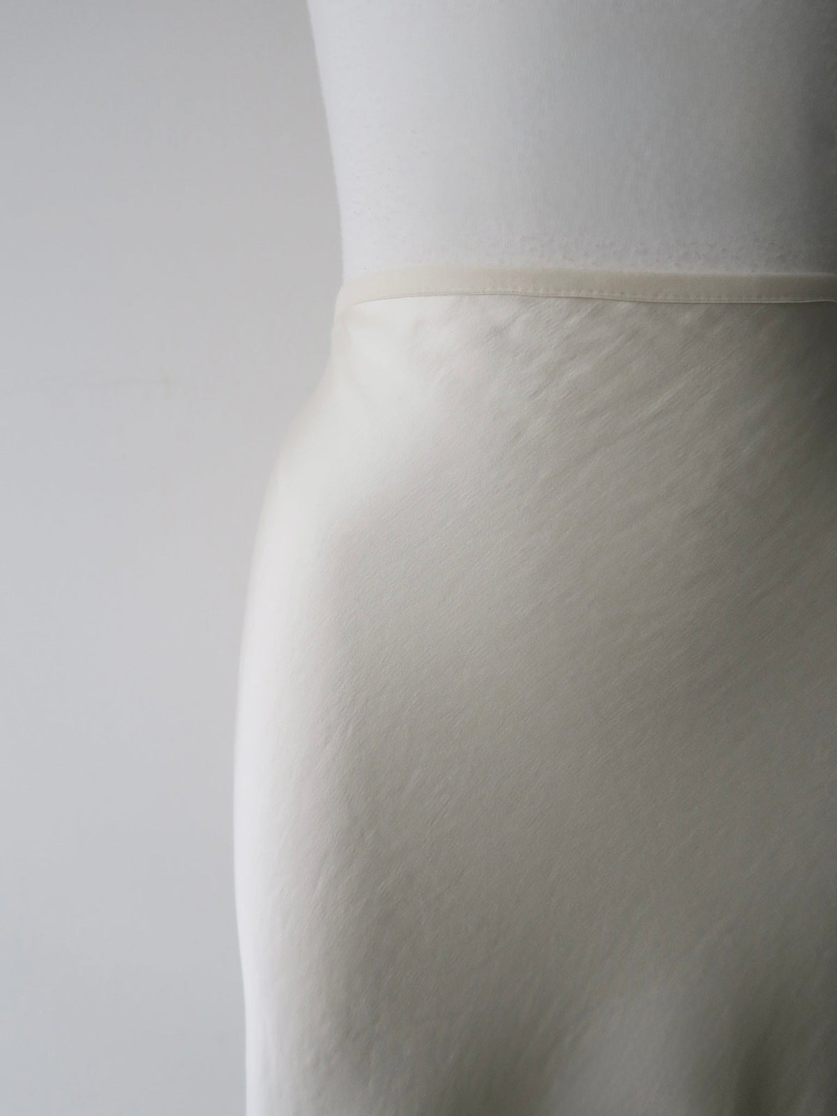 【NOWNS】Lulà | Satin sleek maxi skirt