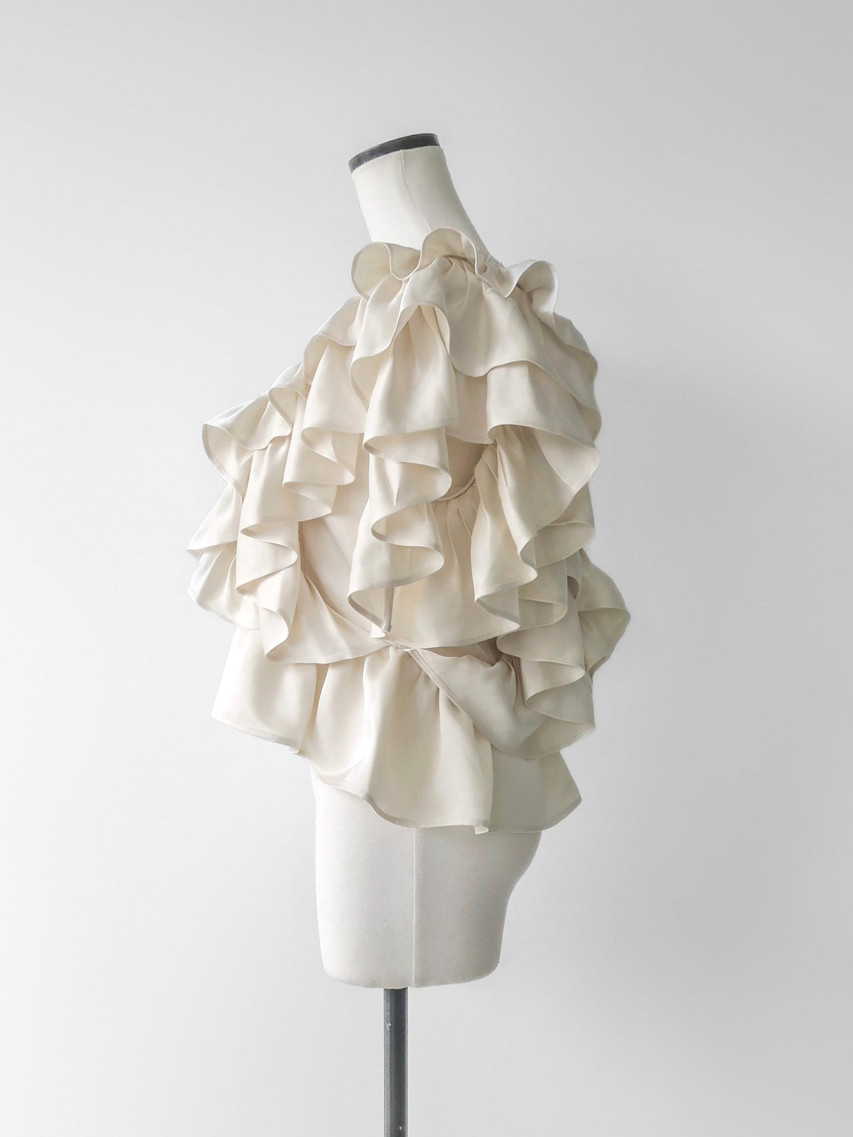 【AMOMMA】SATIN RAFFLE FRILL TOPS
