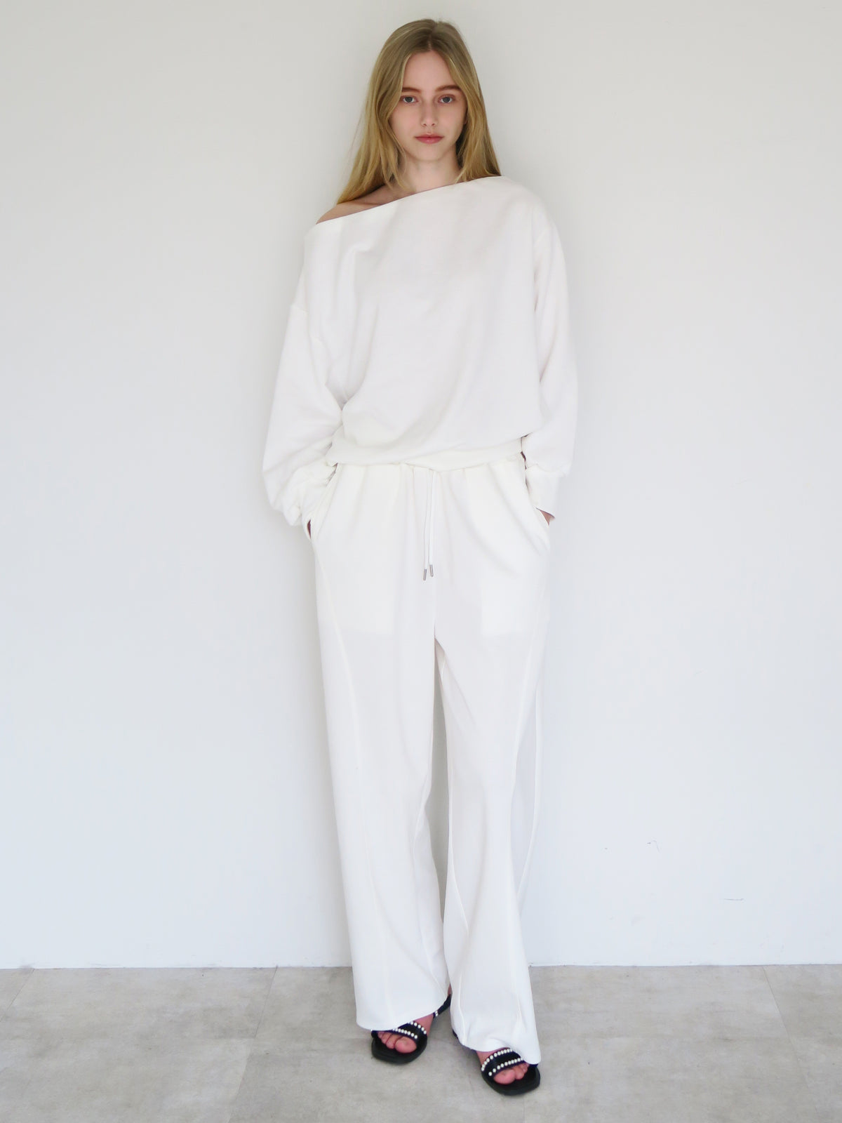 【SAMPLE SALE / swanë】off shoulder loose sweat