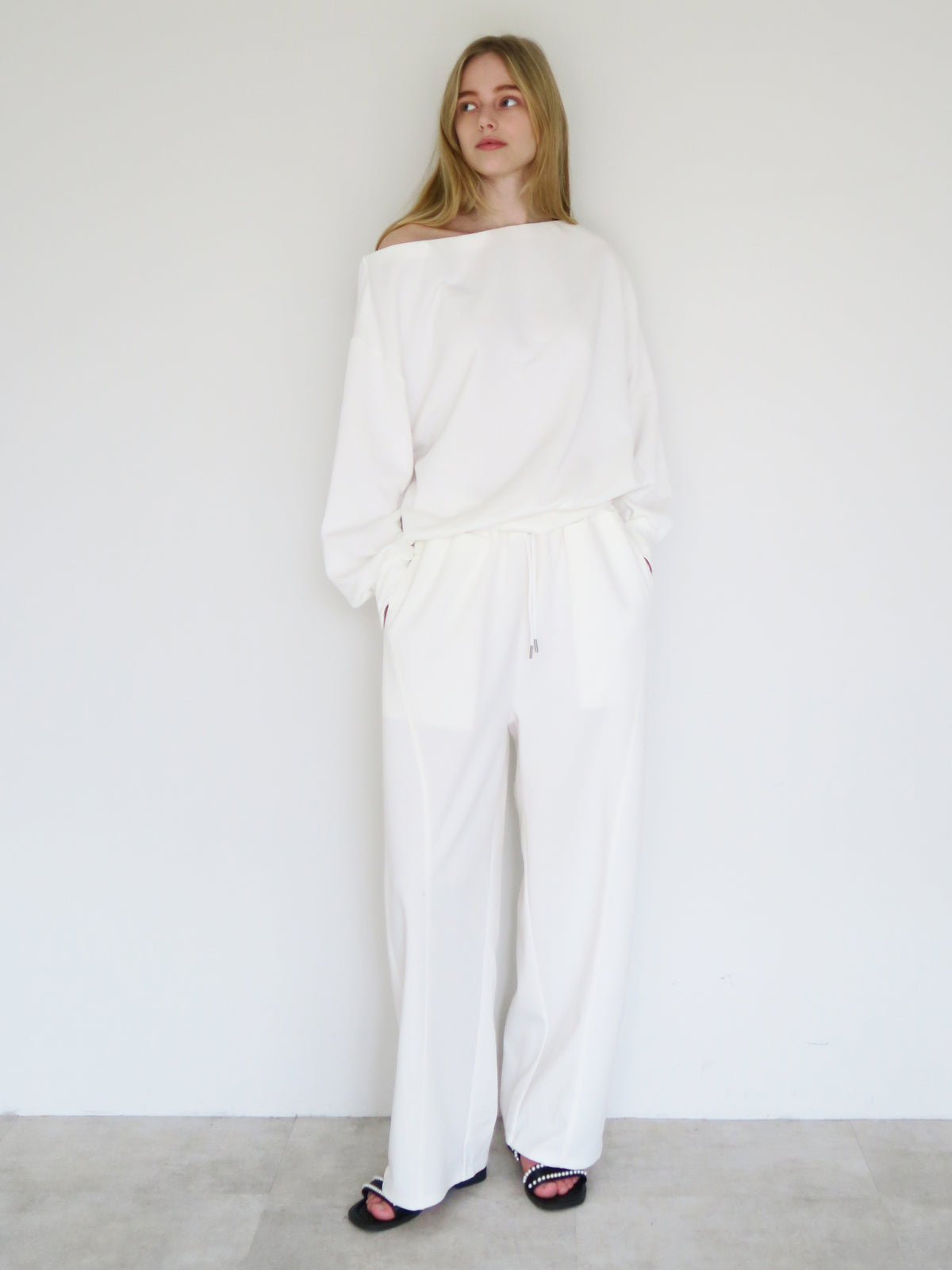 【SAMPLE SALE / swanë】off shoulder loose sweat