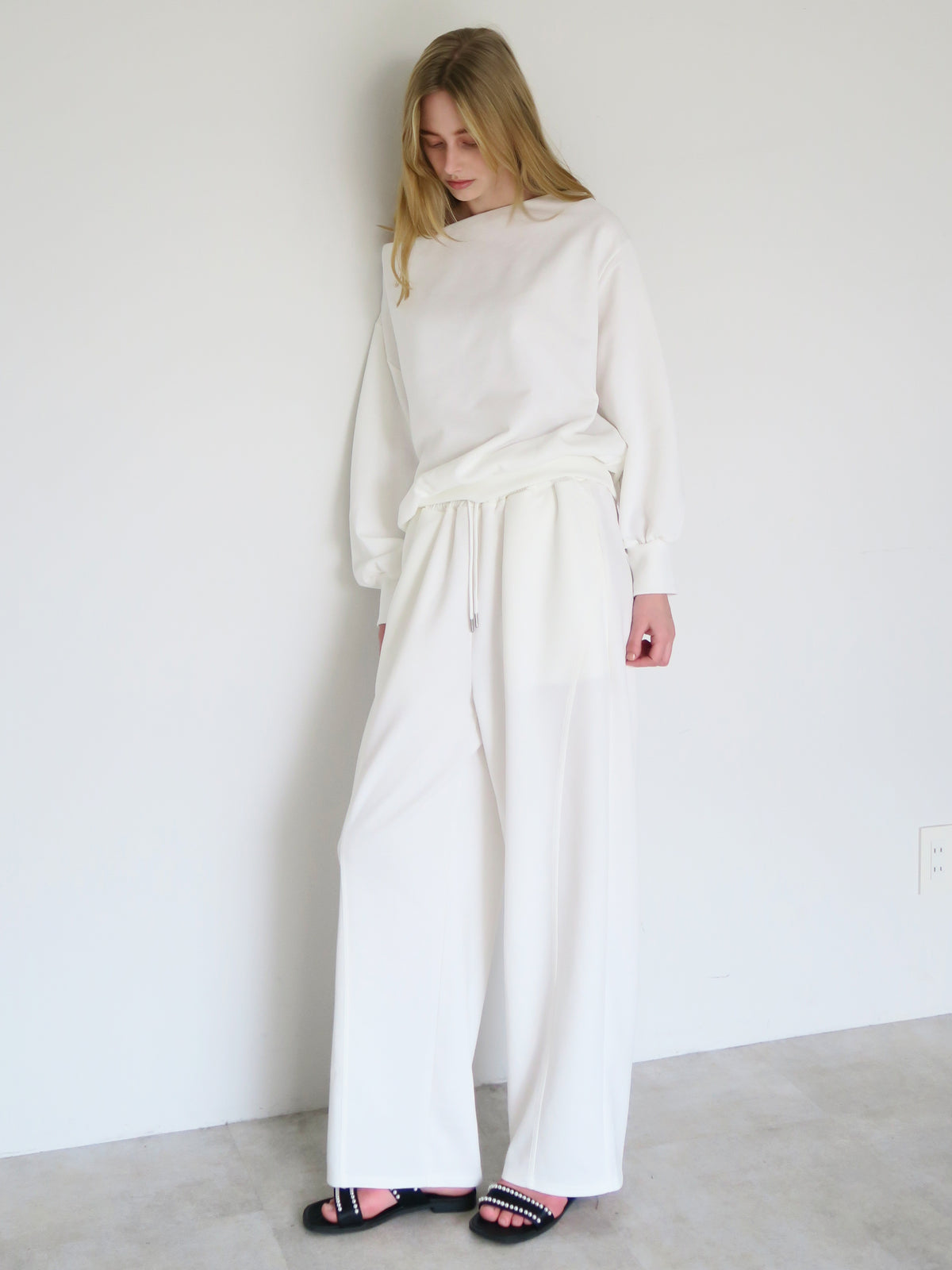 【SAMPLE SALE / swanë】off shoulder loose sweat