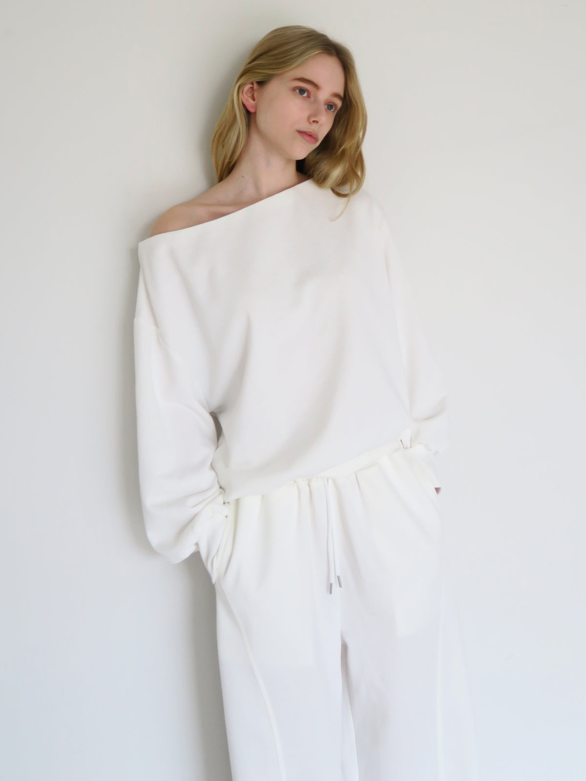 【SAMPLE SALE / swanë】off shoulder loose sweat
