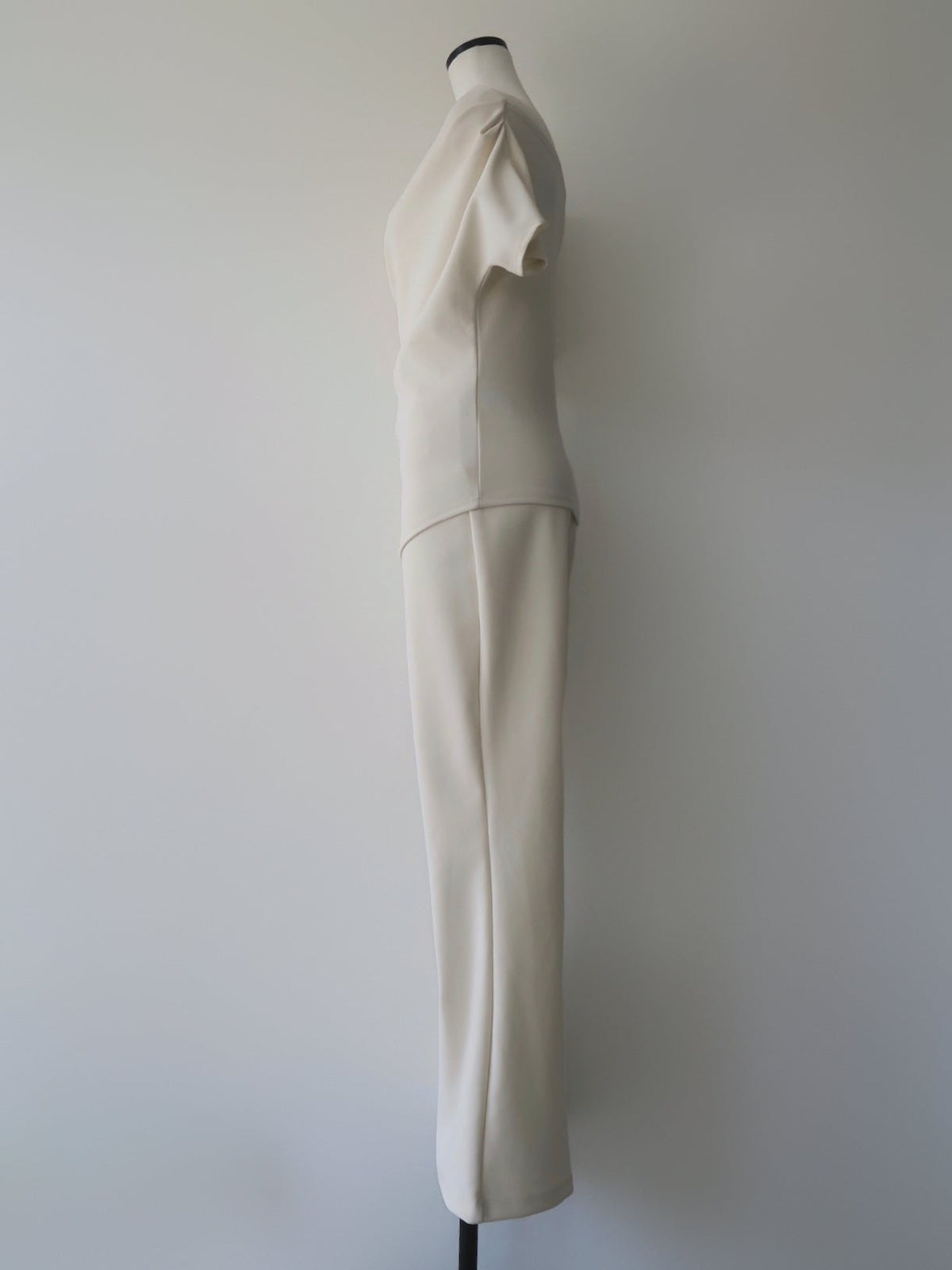 airy drape silhouette set-up