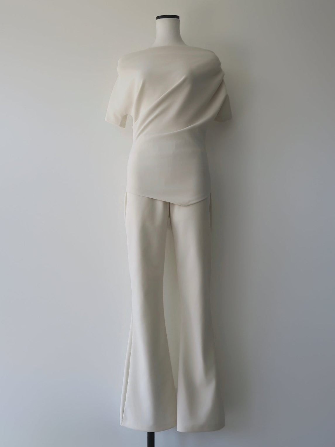 airy drape silhouette set-up