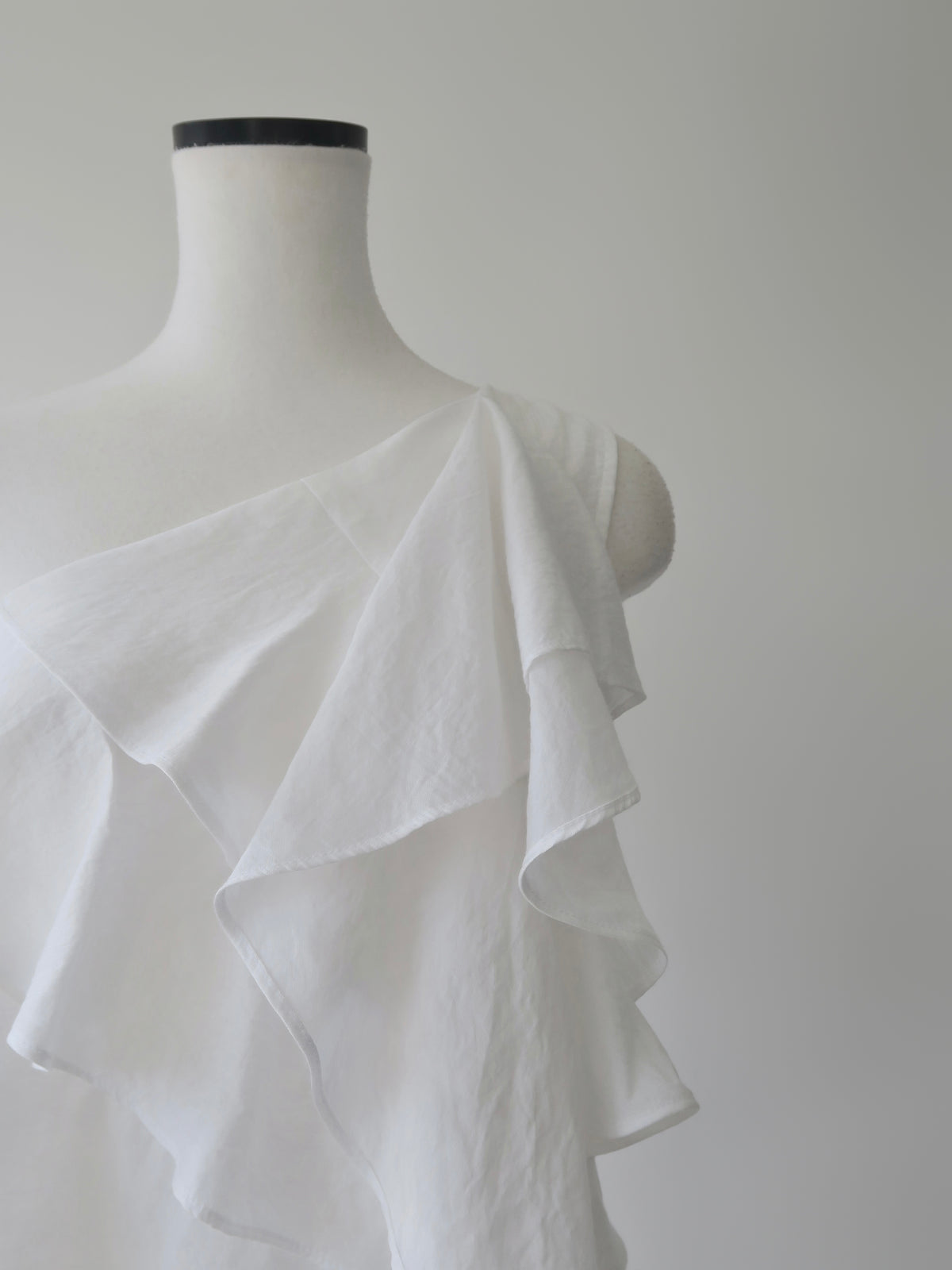 【SAMPLE SALE / célon】asymmetric ruffle top